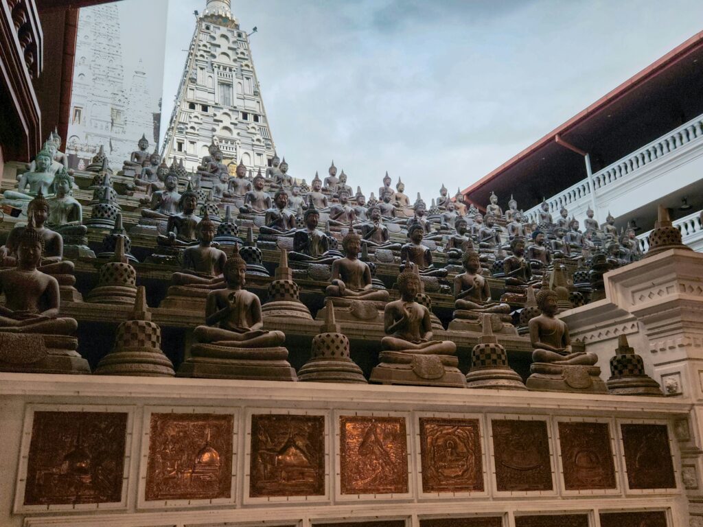 Decenas de Budas - consejos para viajar a Sri Lanka
